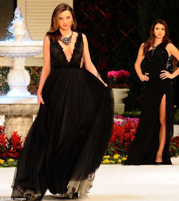 Miranda Kerr đeo vòng cổ giá hơn 60 tỷ đồng - ảnh 1