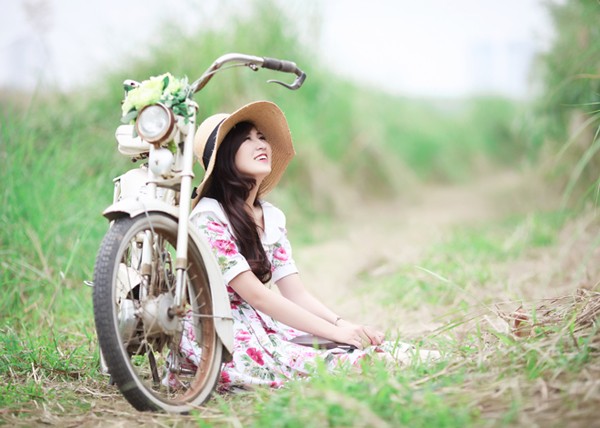 Á hậu Tú Anh đẹp mê hồn giữa vườn đào Xuân - ảnh 9
