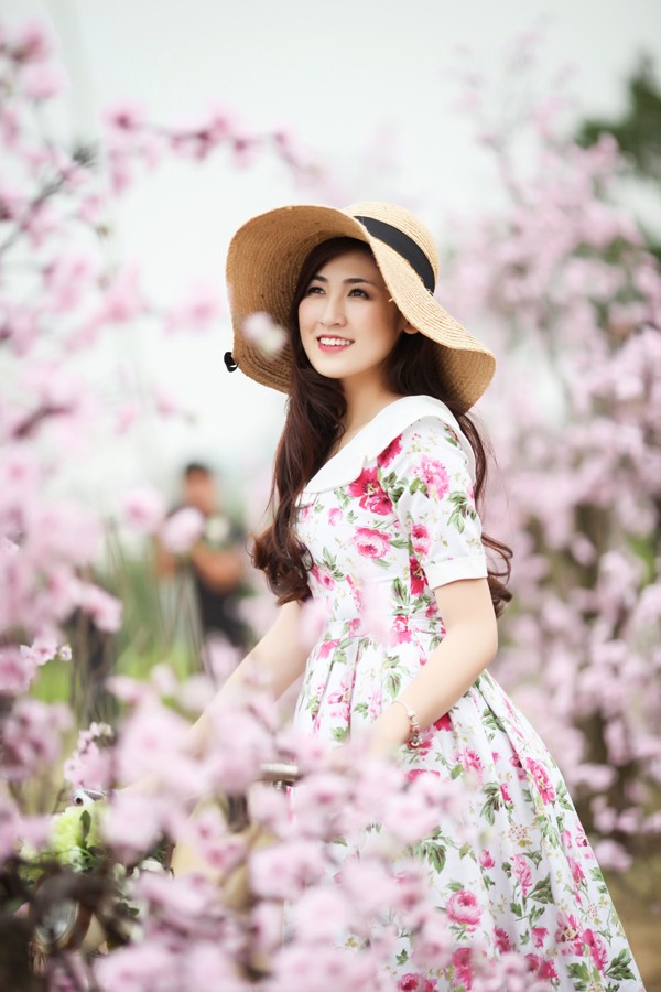 Á hậu Tú Anh đẹp mê hồn giữa vườn đào Xuân - ảnh 8
