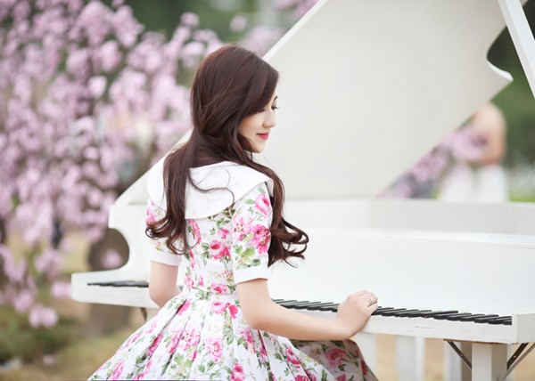 Á hậu Tú Anh đẹp mê hồn giữa vườn đào Xuân - ảnh 6