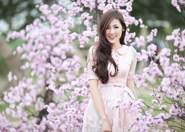 Á hậu Tú Anh đẹp mê hồn giữa vườn đào Xuân - ảnh 3