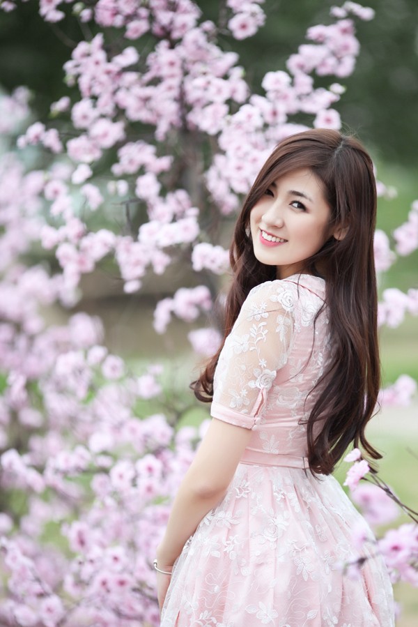 Á hậu Tú Anh đẹp mê hồn giữa vườn đào Xuân - ảnh 4