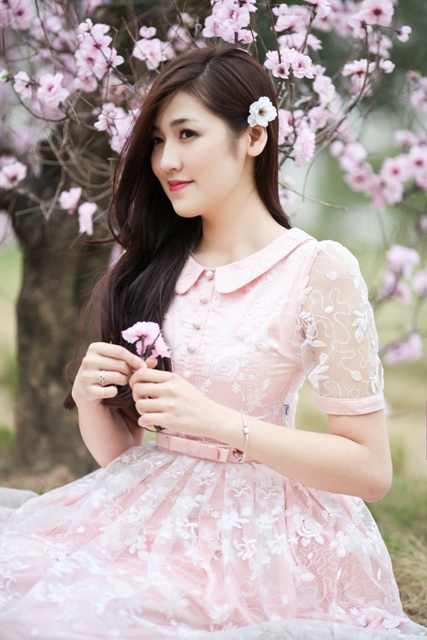 Á hậu Tú Anh đẹp mê hồn giữa vườn đào Xuân - ảnh 1