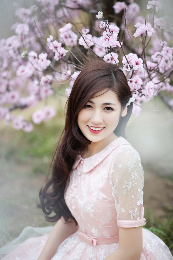 Á hậu Tú Anh đẹp mê hồn giữa vườn đào Xuân - ảnh 2