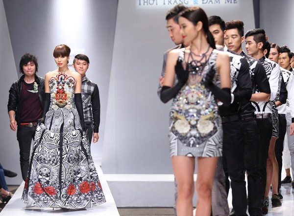 Hà Anh mặc váy họa tiết 'mặt tuồng' độc đáo - ảnh 7