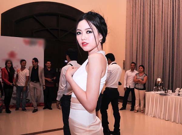 Không mặc 'thảm họa', Vũ Hoàng Điệp thêm gợi cảm - ảnh 1