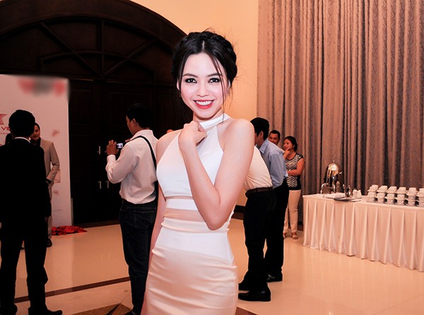 Không mặc 'thảm họa', Vũ Hoàng Điệp thêm gợi cảm - ảnh 2