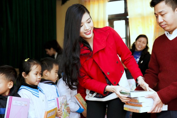 Phan Hoàng Thu đi từ thiện sau án phạt thi hoa hậu 'chui' - ảnh 6