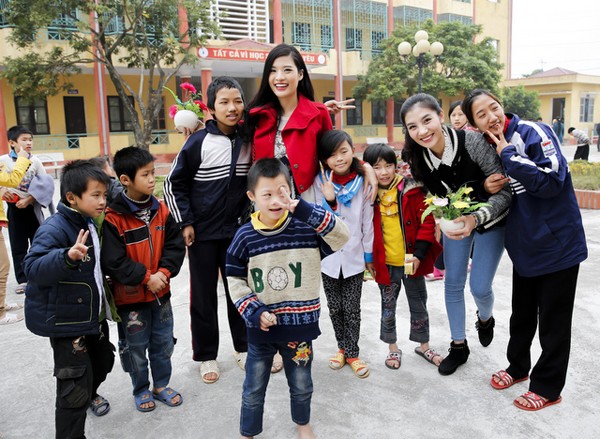Phan Hoàng Thu đi từ thiện sau án phạt thi hoa hậu 'chui' - ảnh 11