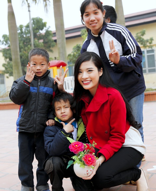 Phan Hoàng Thu đi từ thiện sau án phạt thi hoa hậu 'chui' - ảnh 9