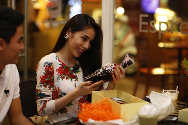 Thủy Tiên cười tít mắt vì bất ngờ được tặng quà Tết - ảnh 7