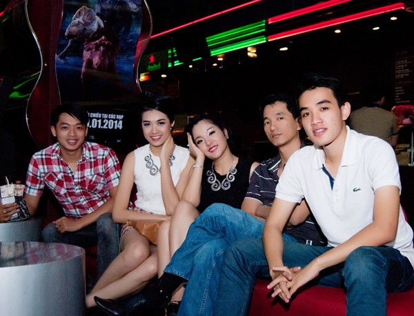 'Bà già' Thúy Nga 'cưa sừng làm nghé' ở rạp phim - ảnh 6