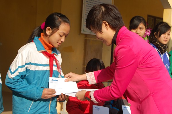 Trao học bổng cho học sinh nghèo vượt khó ở Bắc Ninh - ảnh 1