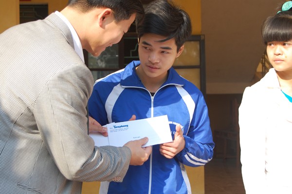 Trao học bổng cho học sinh nghèo vượt khó ở Bắc Ninh - ảnh 2
