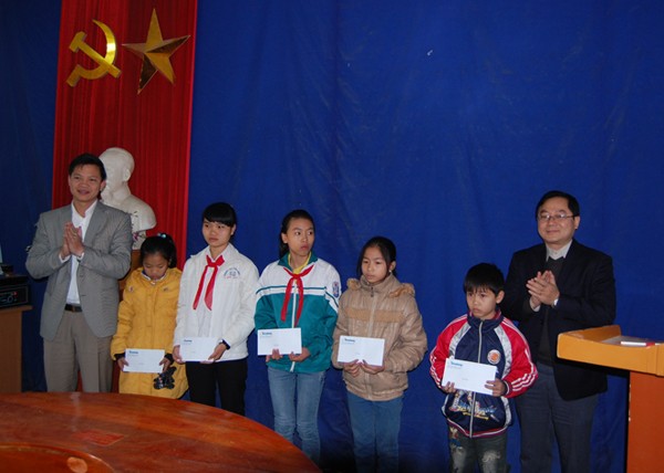 Trao học bổng cho học sinh nghèo vượt khó ở Bắc Ninh - ảnh 4