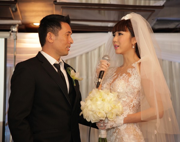 Ngọc Quyên và chú rể Việt kiều quậy hết cỡ trong lễ cưới - ảnh 8