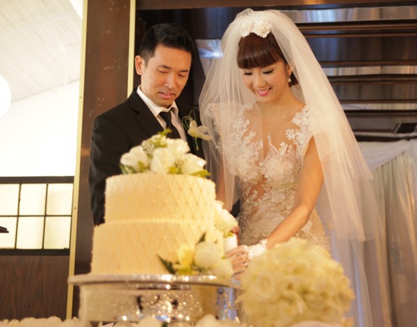Ngọc Quyên và chú rể Việt kiều quậy hết cỡ trong lễ cưới - ảnh 10