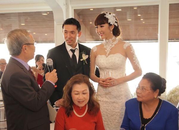 Ngọc Quyên và chú rể Việt kiều quậy hết cỡ trong lễ cưới - ảnh 16