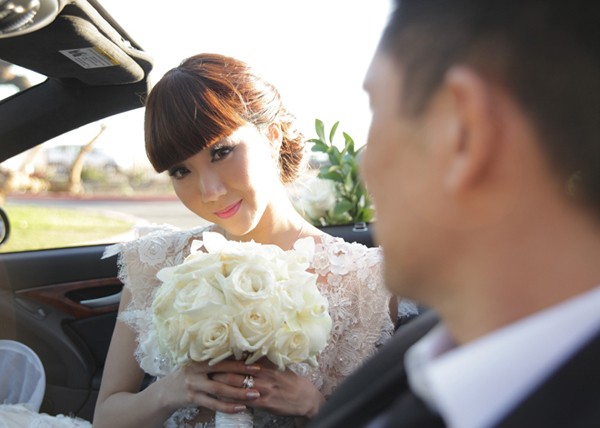 Ngọc Quyên và chú rể Việt kiều quậy hết cỡ trong lễ cưới - ảnh 2