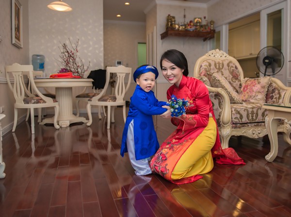 Á hậu Thụy Vân cùng con trai mặc áo dài rực rỡ đón Tết - ảnh 6