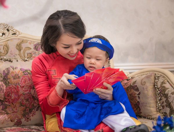 Á hậu Thụy Vân cùng con trai mặc áo dài rực rỡ đón Tết - ảnh 4