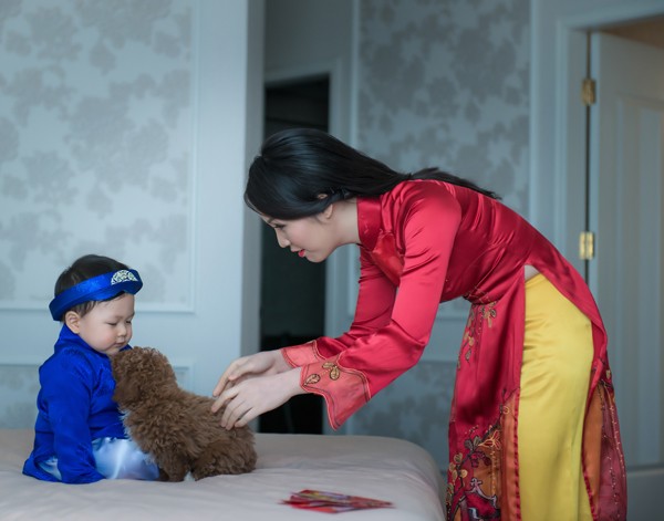 Á hậu Thụy Vân cùng con trai mặc áo dài rực rỡ đón Tết - ảnh 5