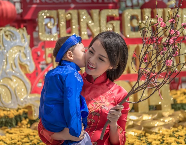 Á hậu Thụy Vân cùng con trai mặc áo dài rực rỡ đón Tết - ảnh 3