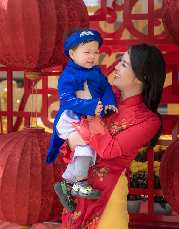 Á hậu Thụy Vân cùng con trai mặc áo dài rực rỡ đón Tết - ảnh 1
