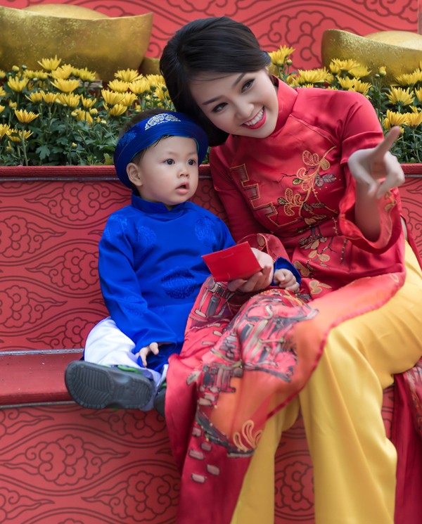 Á hậu Thụy Vân cùng con trai mặc áo dài rực rỡ đón Tết - ảnh 2