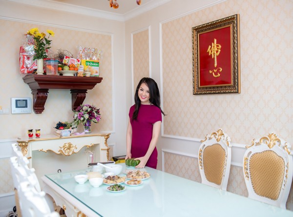 Á hậu Thụy Vân cùng con trai mặc áo dài rực rỡ đón Tết - ảnh 10