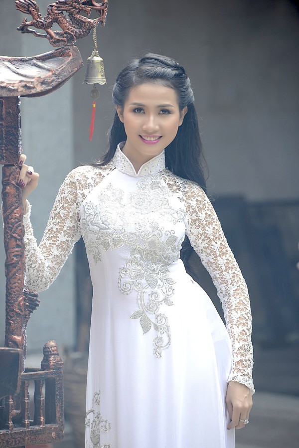 Phan Thị Mơ đẹp 'ngẩn ngơ' với áo dài ba miền - ảnh 1