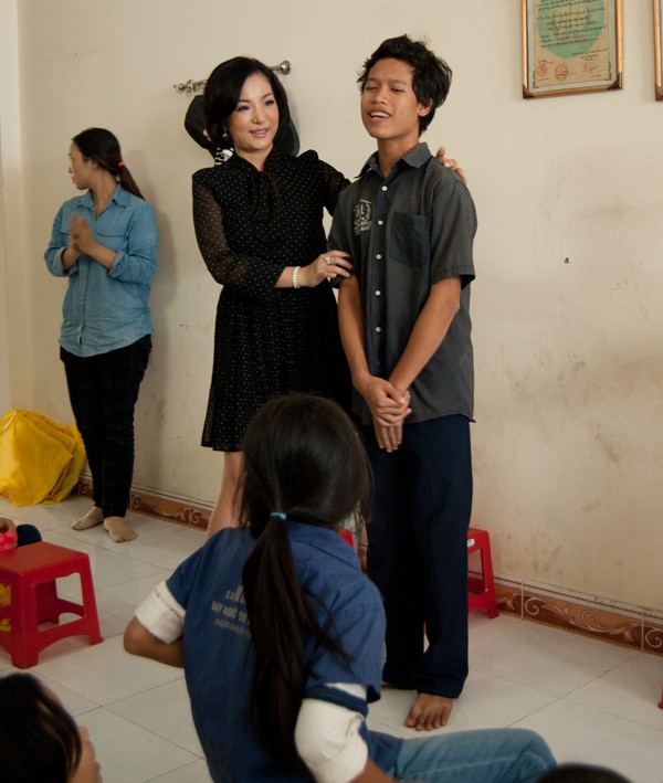 Thúy Nga làm từ thiện trước khi về Mỹ ăn Tết - ảnh 2