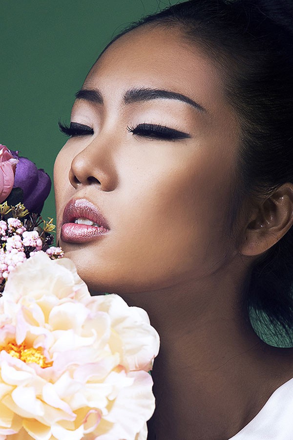 Nhã Trúc khoe vai trần, chân thon gợi cảm - ảnh 1