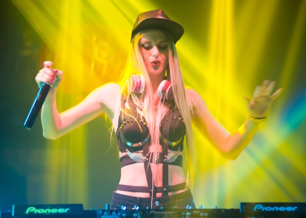 Vẻ quyến rũ khó cưỡng của nữ DJ người Ukraine - ảnh 12