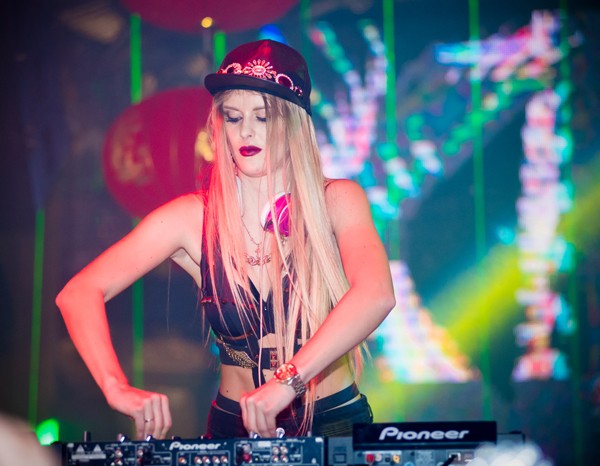 Vẻ quyến rũ khó cưỡng của nữ DJ người Ukraine - ảnh 11