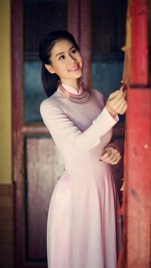 Thân Thúy Hà tươi trẻ với áo dài đi vãn cảnh chùa - ảnh 7