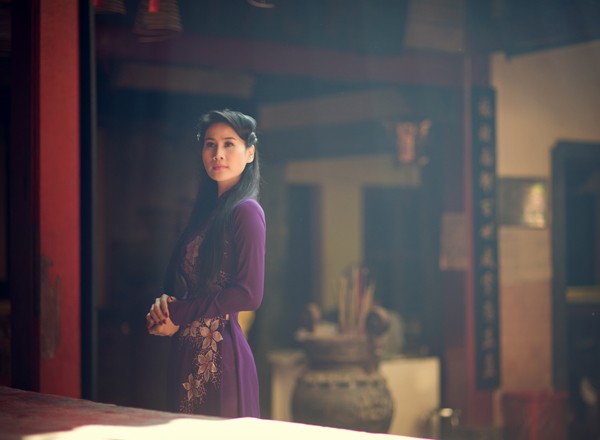 Thân Thúy Hà tươi trẻ với áo dài đi vãn cảnh chùa - ảnh 6