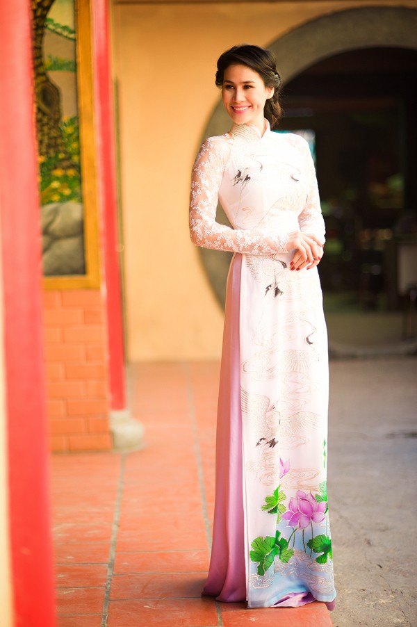 Thân Thúy Hà tươi trẻ với áo dài đi vãn cảnh chùa - ảnh 3