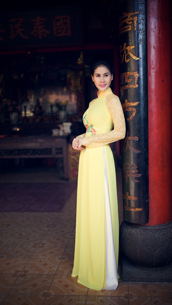 Thân Thúy Hà tươi trẻ với áo dài đi vãn cảnh chùa - ảnh 4