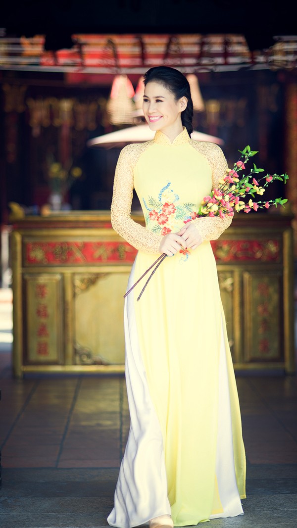 Thân Thúy Hà tươi trẻ với áo dài đi vãn cảnh chùa - ảnh 2