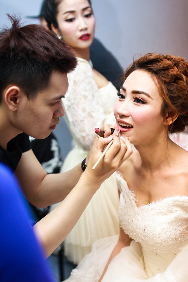 Ngân Khánh khoe vòng 1 nóng bỏng, hôn bạn nhảy - ảnh 1