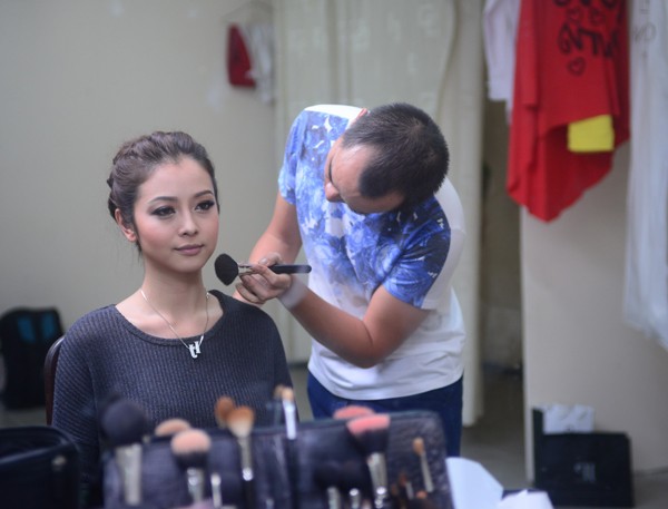 Jennifer Phạm đẹp kiêu sa với đầm dạ hội đỏ rực - ảnh 1