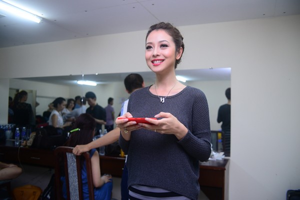 Jennifer Phạm đẹp kiêu sa với đầm dạ hội đỏ rực - ảnh 4