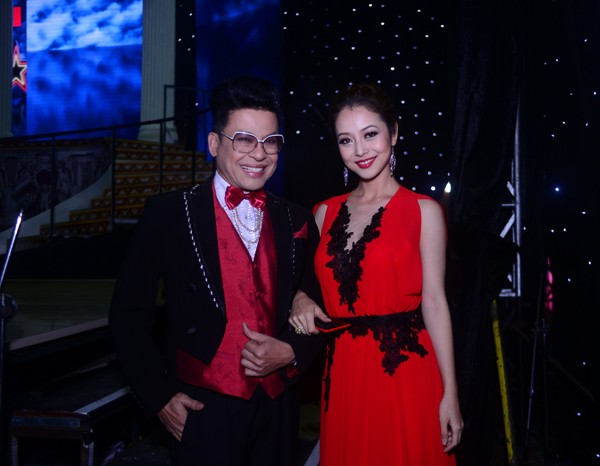 Jennifer Phạm đẹp kiêu sa với đầm dạ hội đỏ rực - ảnh 6