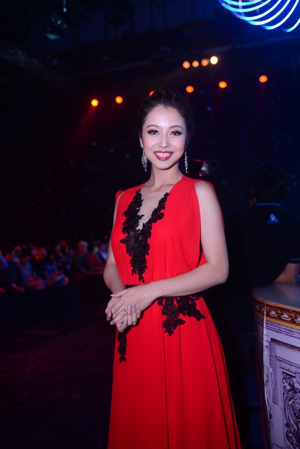 Jennifer Phạm đẹp kiêu sa với đầm dạ hội đỏ rực - ảnh 10