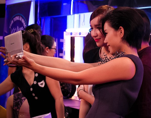 Thảo My xinh đẹp, xì-tin ở hậu trường Vietnam Idol - ảnh 8