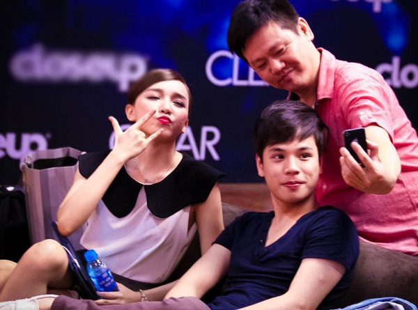 Thảo My xinh đẹp, xì-tin ở hậu trường Vietnam Idol - ảnh 12