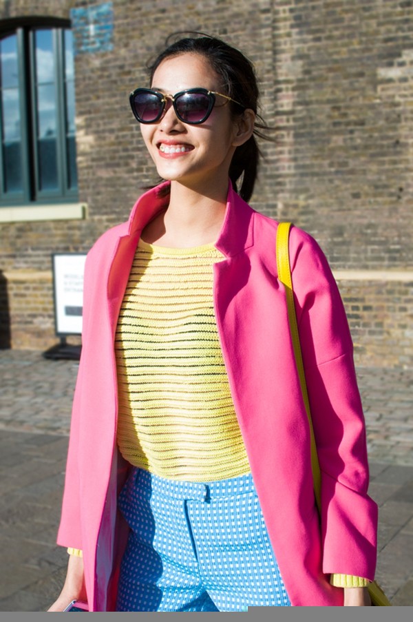 Hoàng Thùy mặc rực rỡ, sưởi ấm giá rét London - ảnh 1