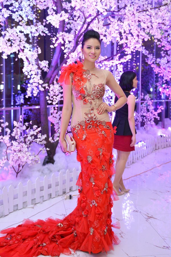 'Gái quê' Lê Thị Phương lại ăn mặc sến sẩm - ảnh 1