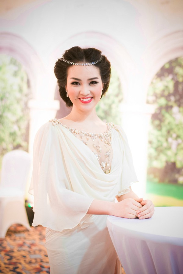 Á hậu Thụy Vân hóa 'nữ thần' Hy Lạp xinh đẹp - ảnh 1